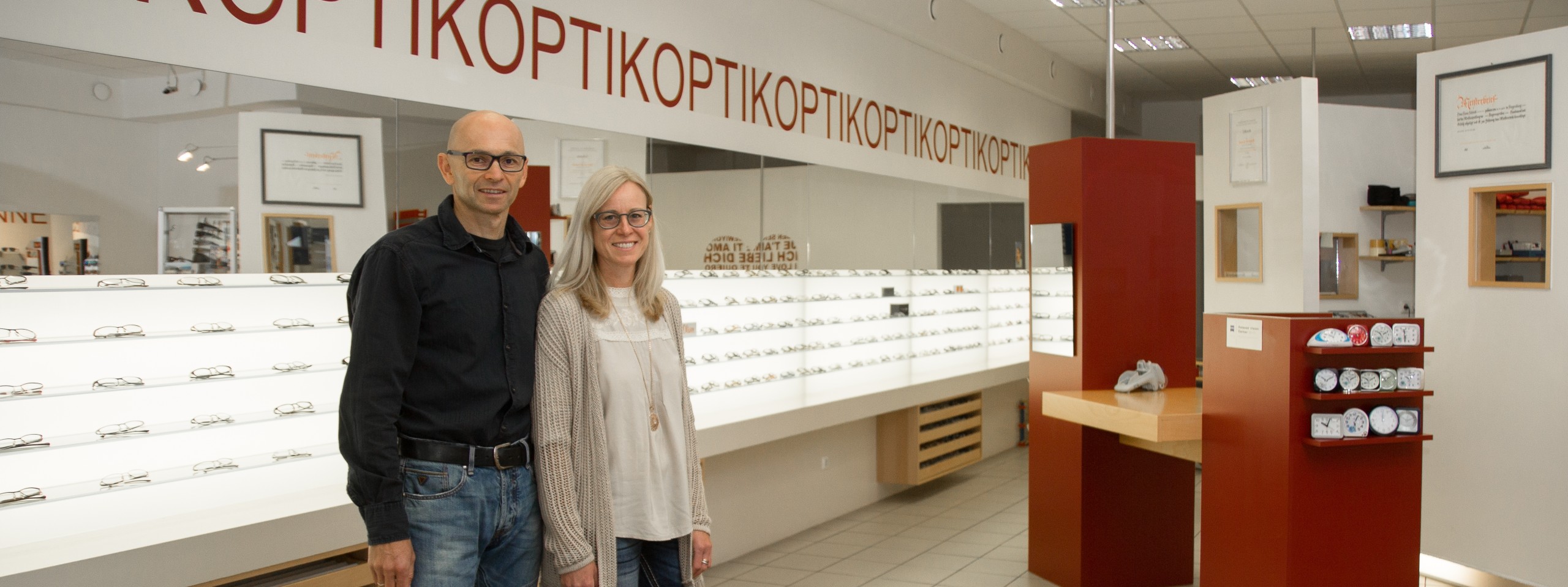 Christa und Hans Schmid im Ladengeschäft bei Optik Hans Schmid in Siegenburg