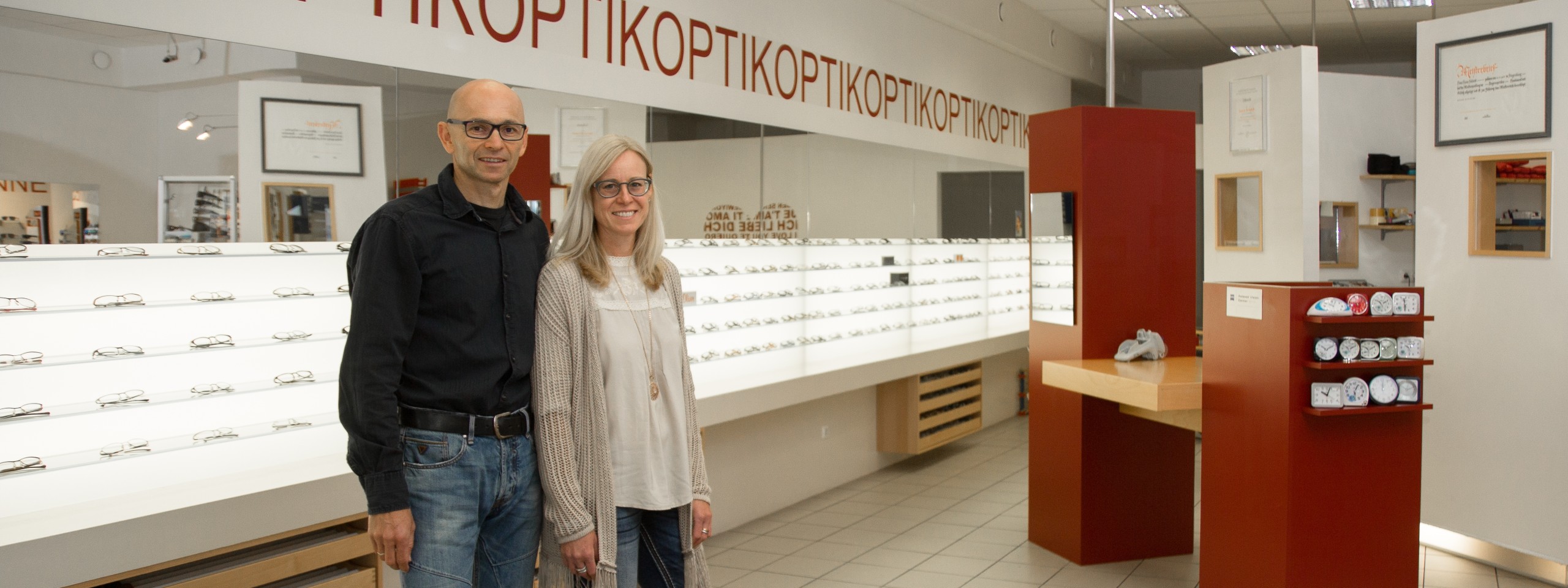 Christa und Hans Schmid im Ladengeschäft bei Optik Hans Schmid in Siegenburg