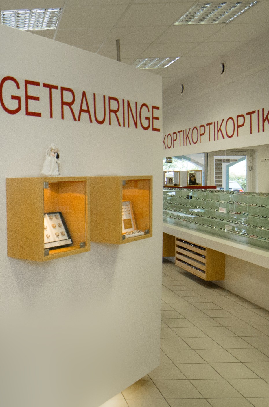 Trauringe im Ladengeschäft bei Optik Hans Schmid in Siegenburg