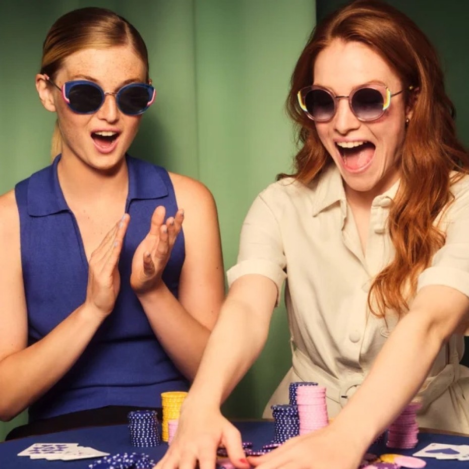 WOOW: Zwei Frauen mit Sonnenbrillen